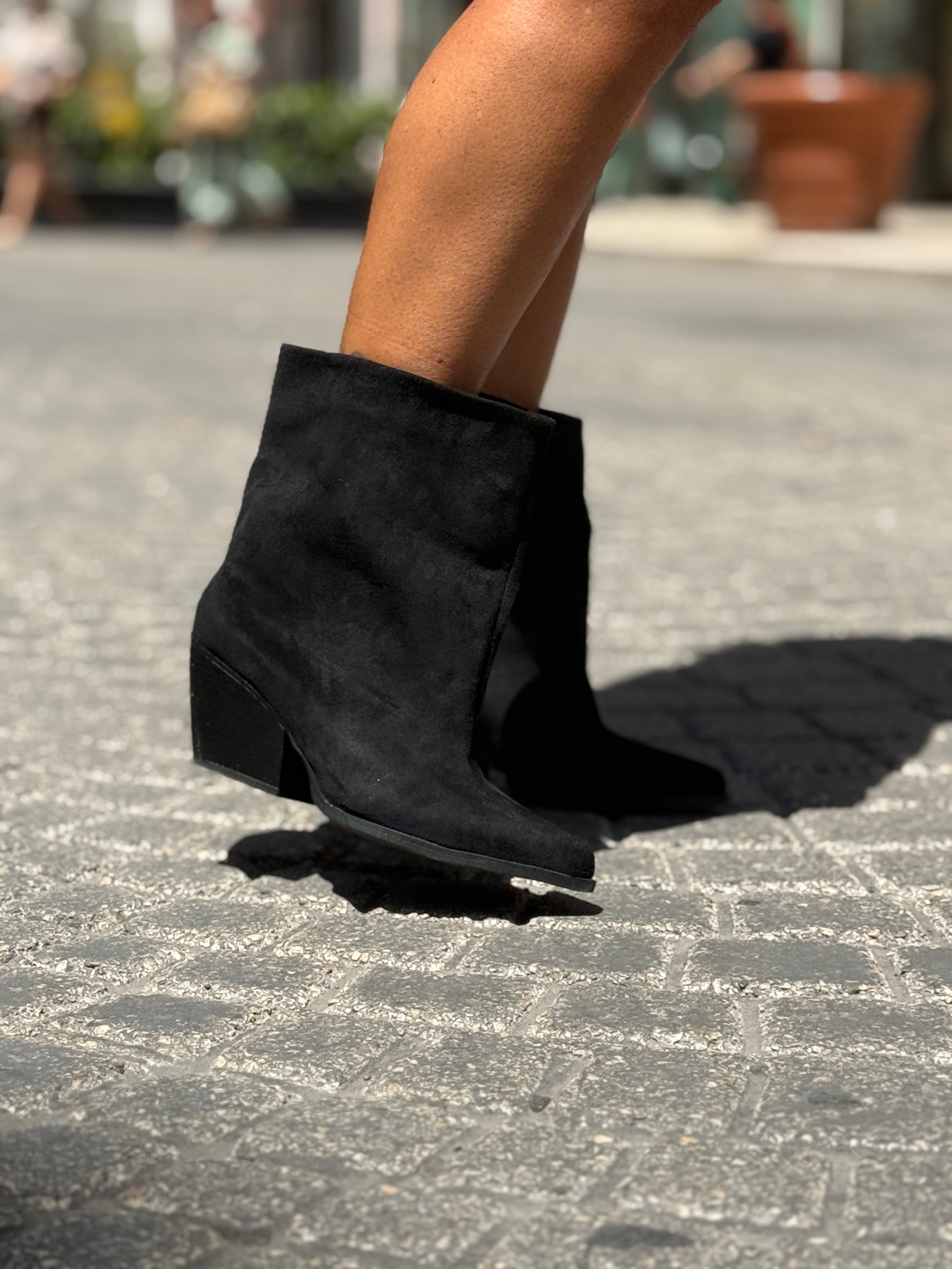 Stivaletto scamosciato nero