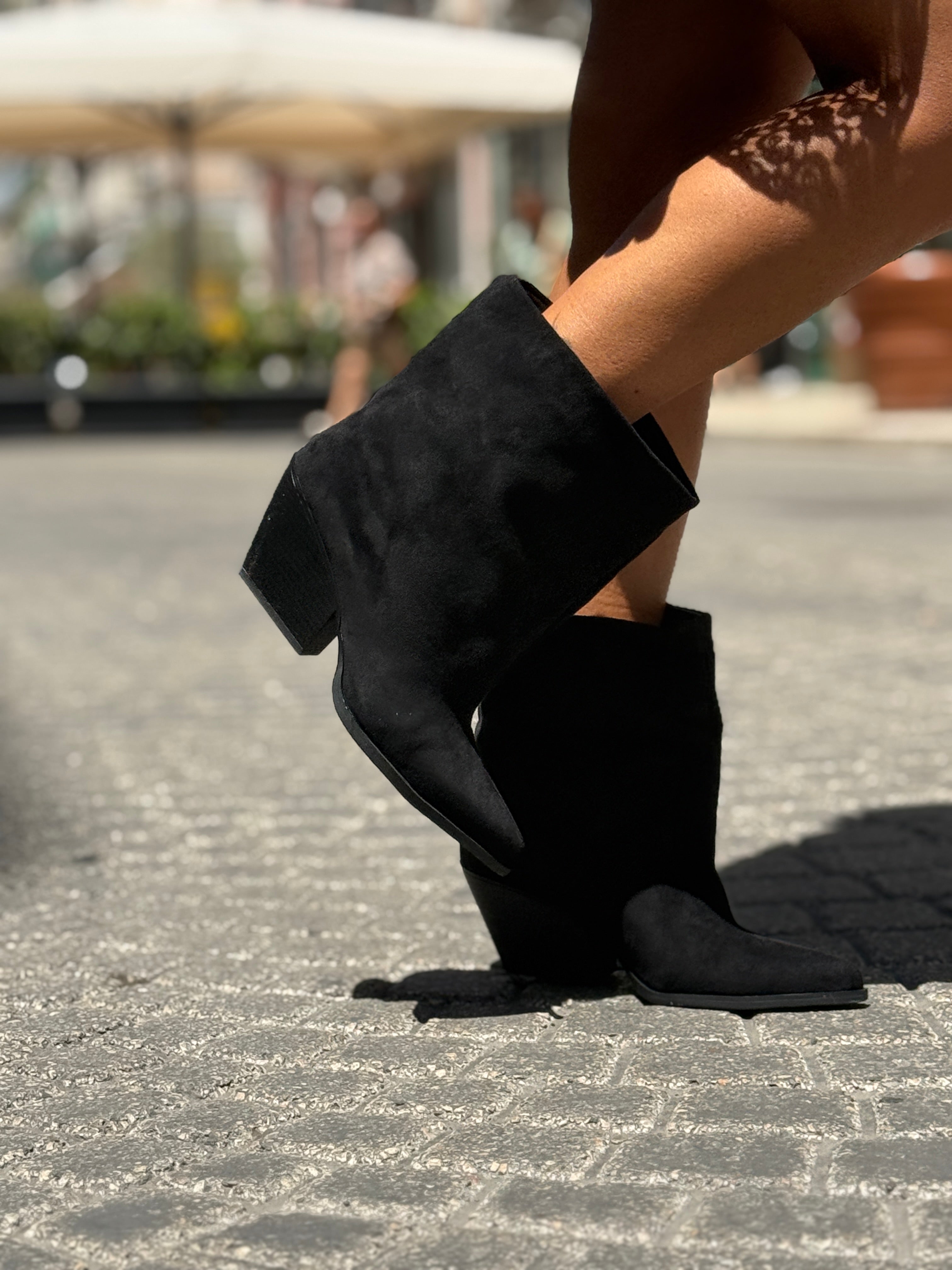 Stivaletto scamosciato nero